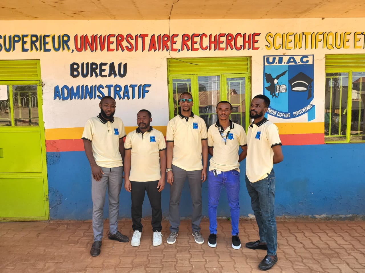 Équipe d’accueil et d’encadrement de l’UIAC devant le bureau administratif